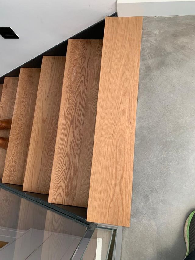 Escalera con suelo de madera
